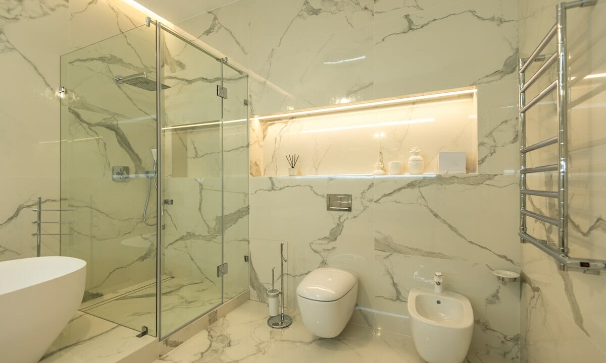 Macchie gialle e nere nel water