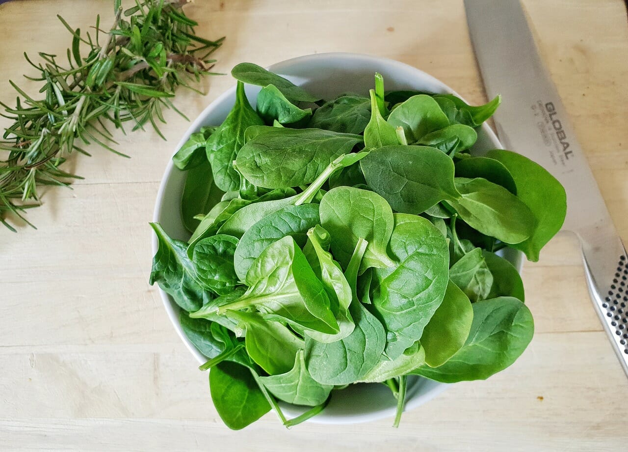 Perché mangiare spinaci e cavolo-nella foto spinaci-proiezionidiborsa.it