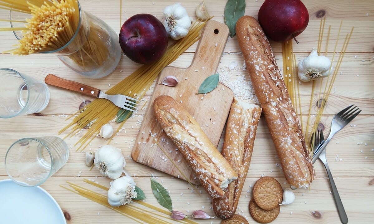 Utilizzare il pane raffermo come condimento per la pasta