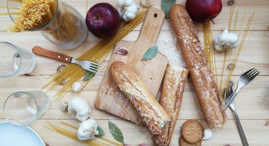 Utilizzare il pane raffermo come condimento per la pasta