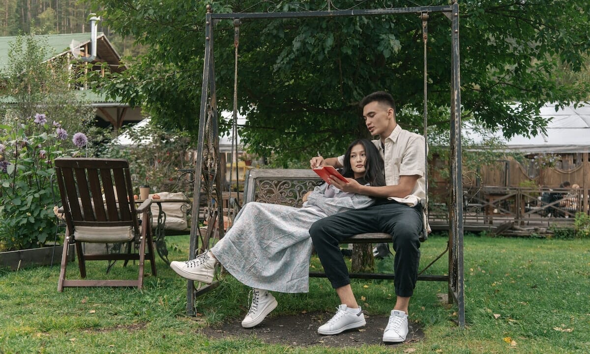 Vestito lungo estivo e sneakers