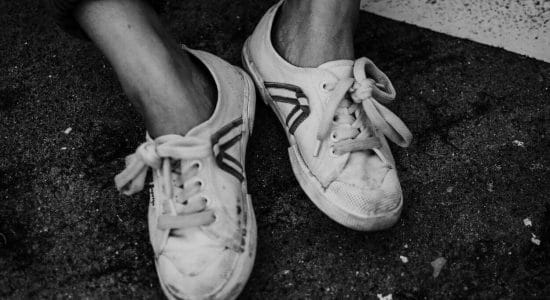Addio scarpe da ginnastica bianche sempre sporche e piene di macchie-proiezionidiborsa.it