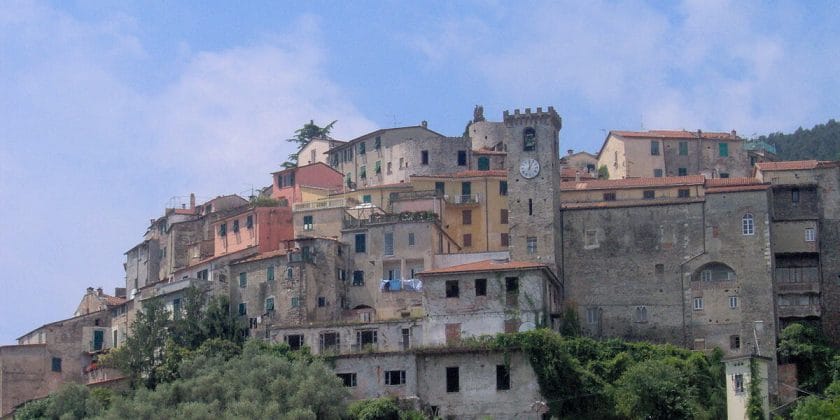 Fuga al mare nel borgo medievale ligure-Ameglia-foto da wikipedia