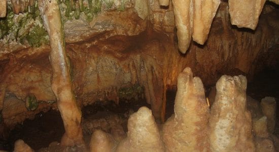 La grotta italiana fra le 9 più caratteristiche al Mondo-Grotta di Frasassi-foto da wikipedia