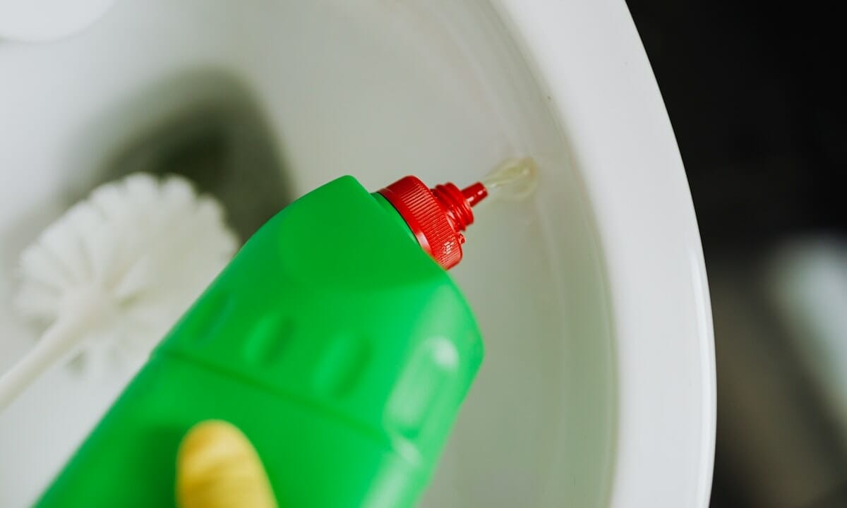 Macchie gialle e calcare nel WC