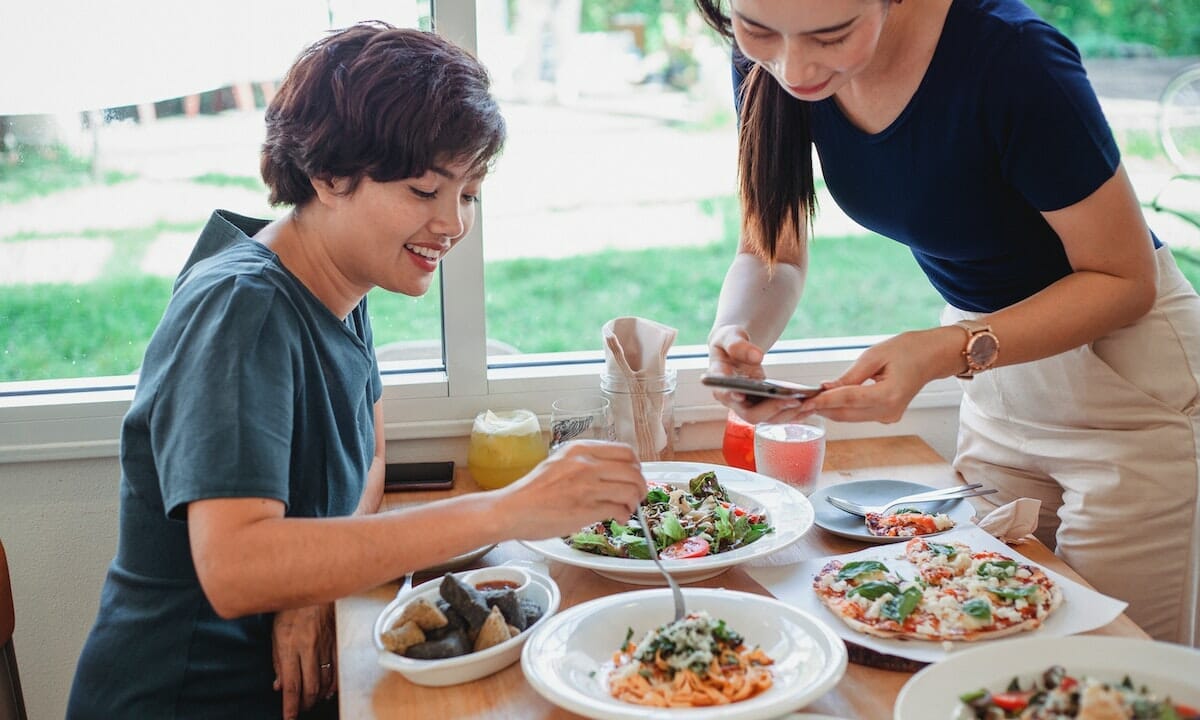 Pasta fredda al tonno o insalata con il salmone