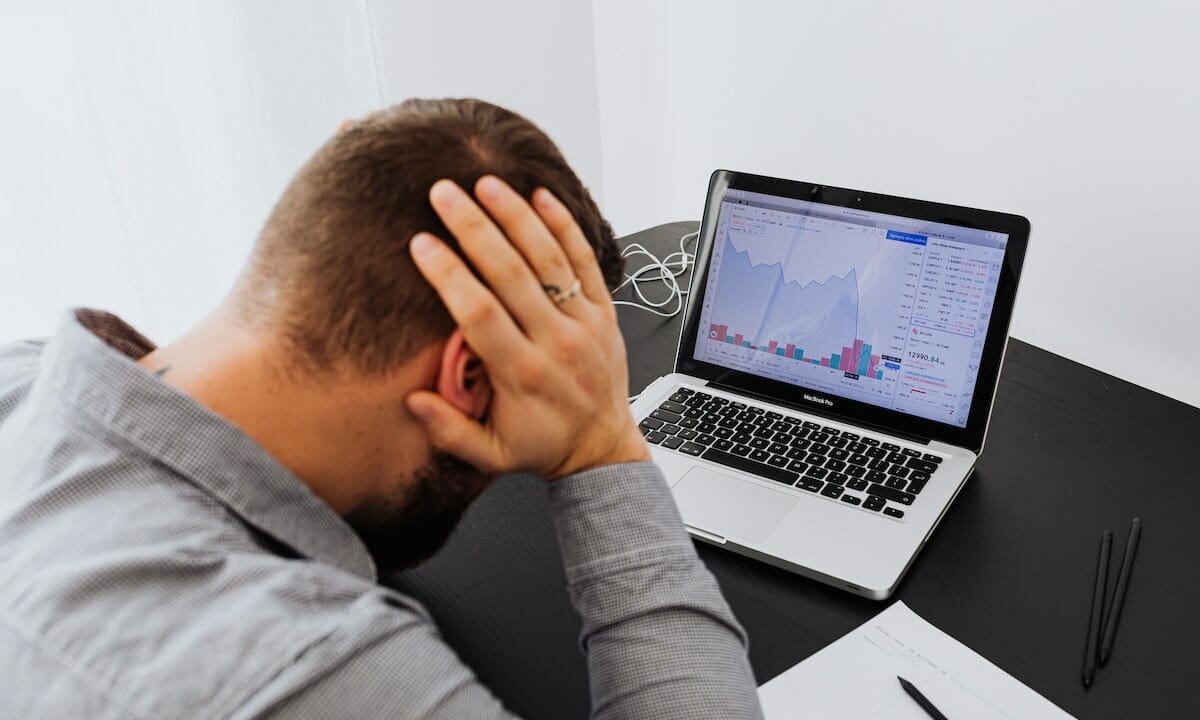 Tensioni e conti in rosso