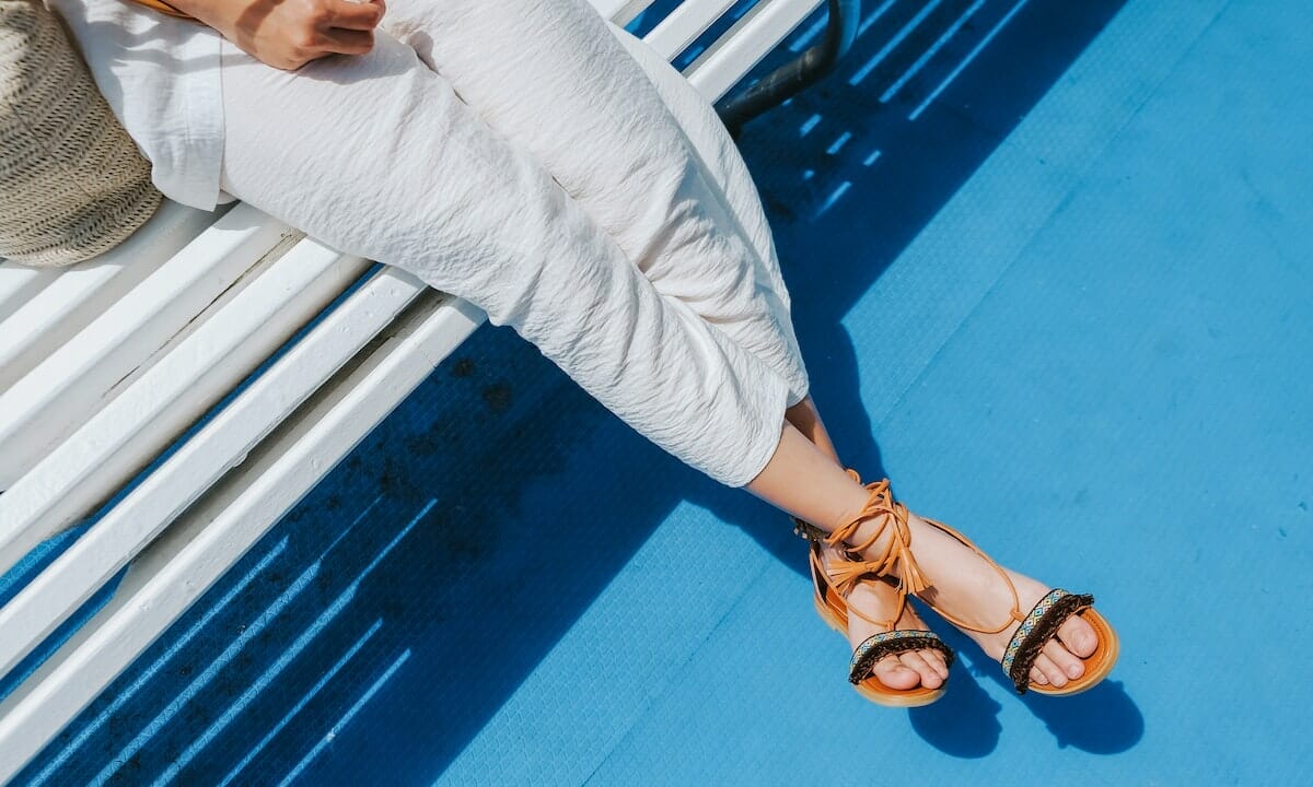 Come indossare sandali e scarpe estive