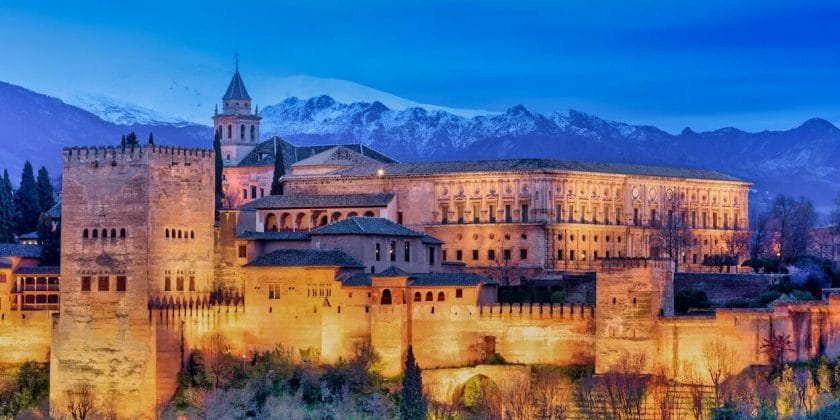 Granada è il borgo bianco incastonato nella roccia-proiezionidiborsa.it