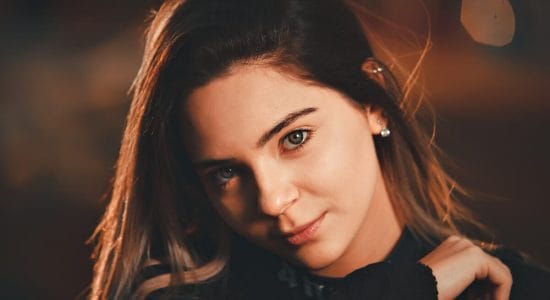Elimina i peli lunghi sotto il mento