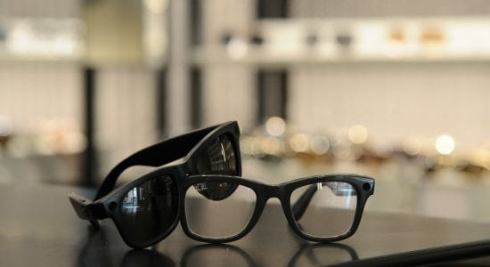 Occhiali da sole di marca a prezzi scontati-Foto da imagoeconomica