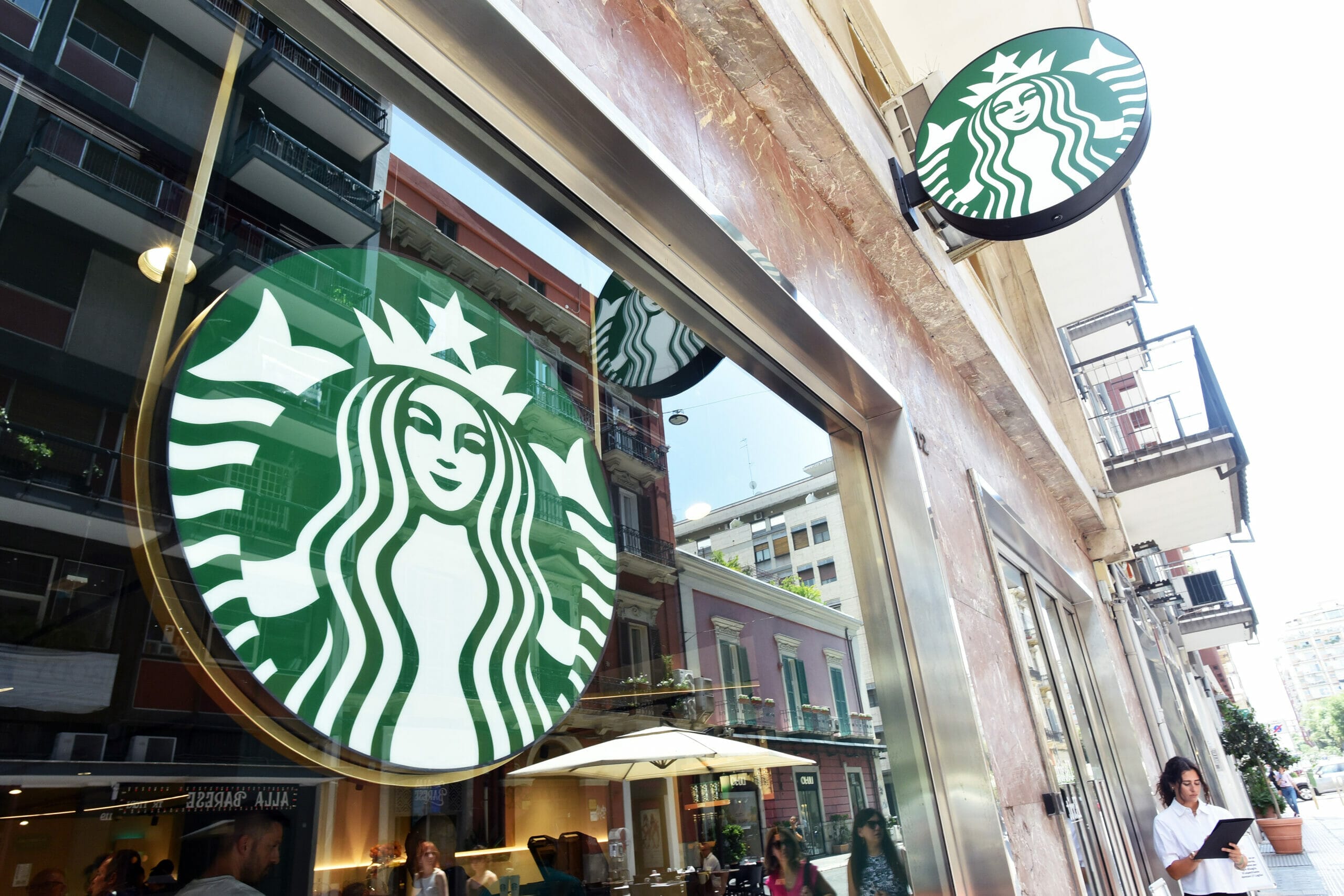 Starbucks negozio-Foto da imagoeconomica