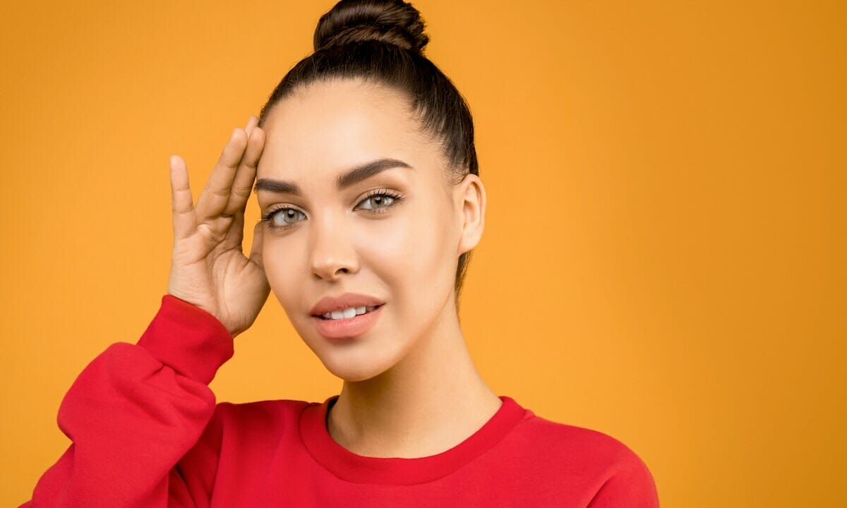 Trucchi per nascondere i capelli bianchi