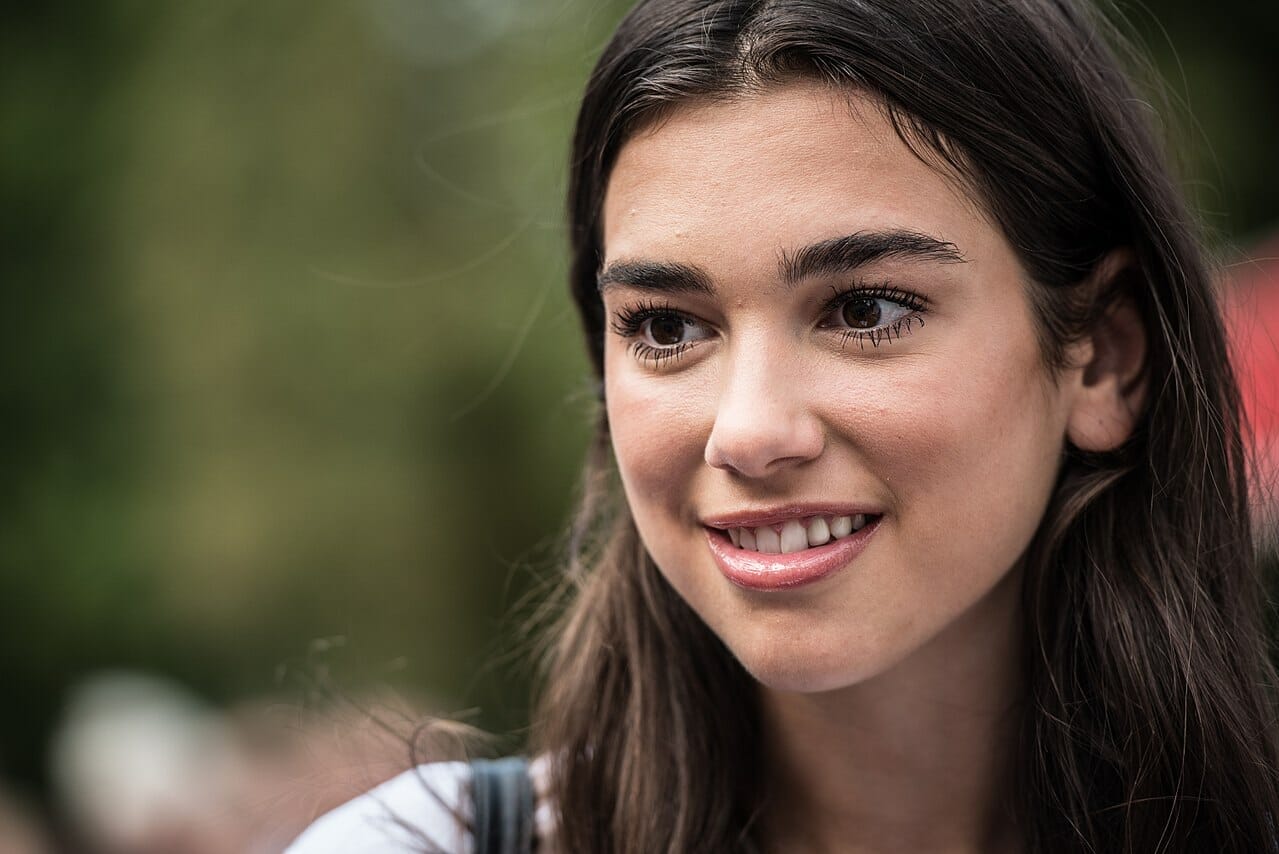 Dua Lipa-Foto da wikipedia