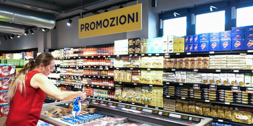Si abbassano i prezzi al supermercato-Foto da imagoeconomica