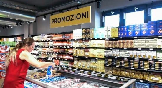 Si abbassano i prezzi al supermercato-Foto da imagoeconomica