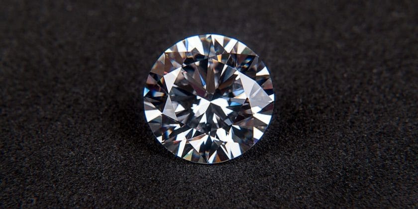 Come distinguere un diamante vero dallo zircone? Ecco il trucco e