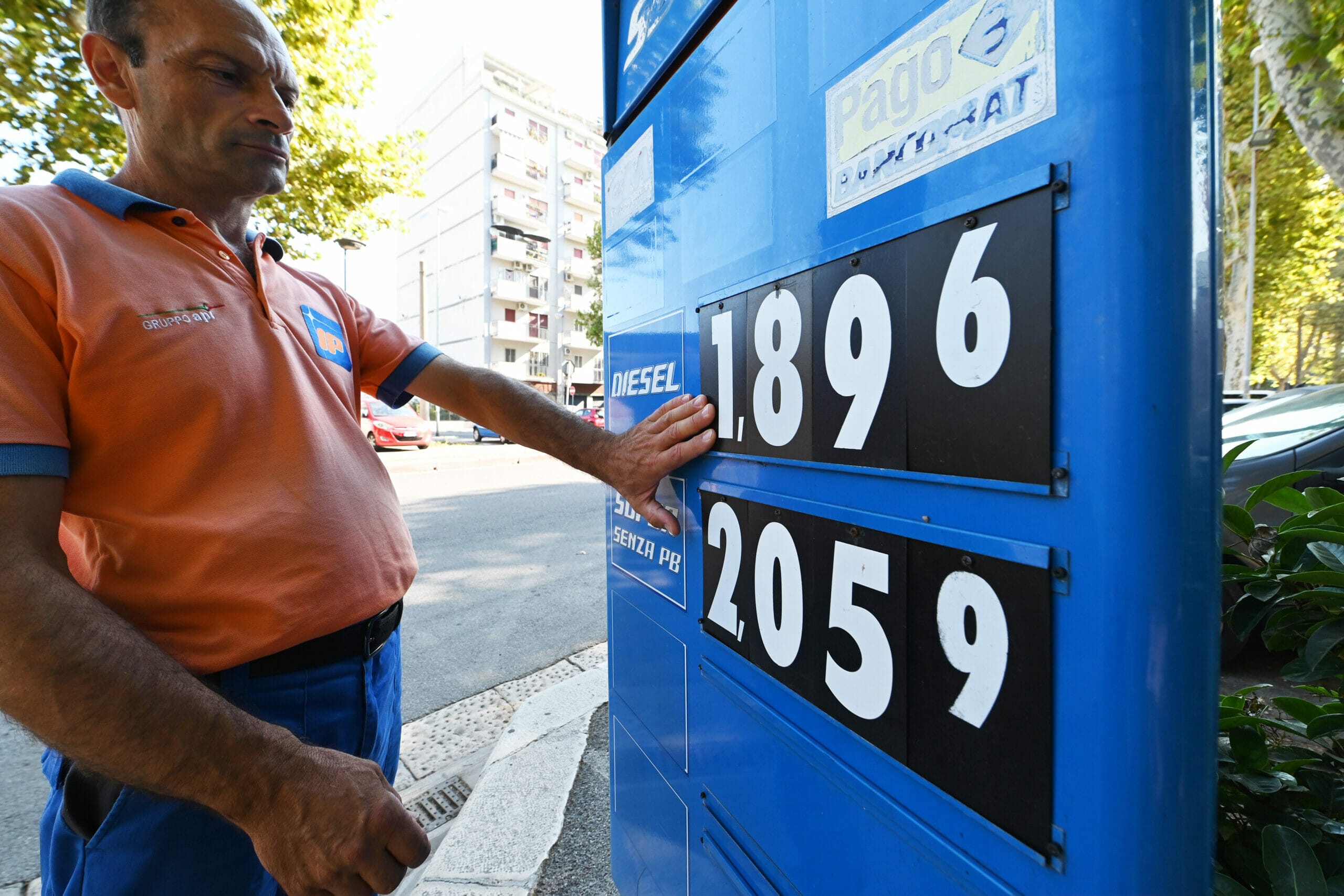 Caro benzina-Foto da imagoeconomica