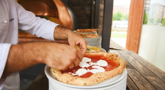 Mangiare pizza e bere bibite spendendo poco a Milano-Foto da imagoeconomica