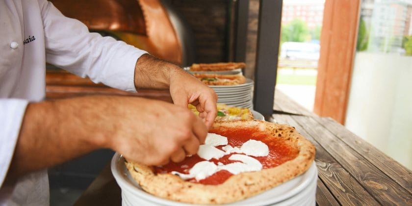 Mangiare pizza e bere bibite spendendo poco a Milano-Foto da imagoeconomica
