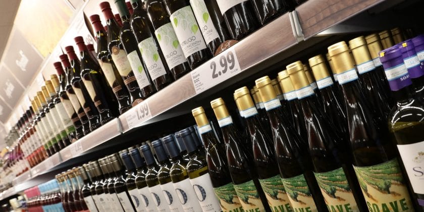 3 trucchi da ricordare per comprare un vino a basso prezzo al supermercato-Foto da iamgoeconomica