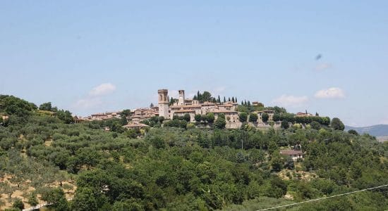 Un borgo medievale incantato con un castello misterioso e affascinante-Autore Gianni Careddu-Foto da wikipedia