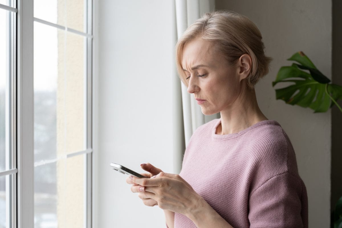 Anche a te è capitato di sentire il cellulare squillare senza motivo? Non è un&#039;allucinazione: ecco cosa succede in realtà