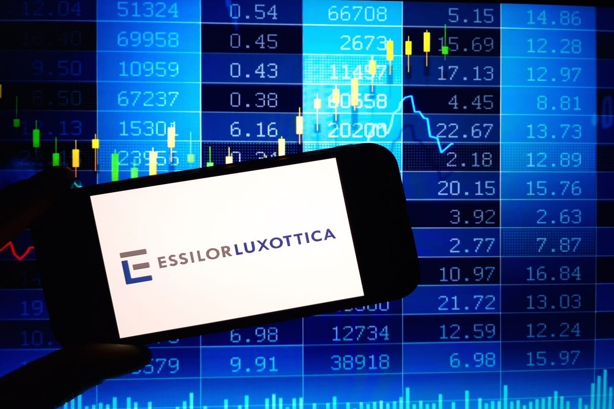 Azioni EssilorLuxottica, il sentiment è 'to buy'. La società fa il boom con gli occhiali Smart, mentre annuncia i dividendi 2025