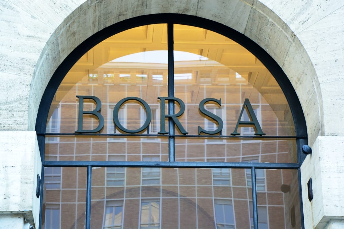 Piazza Affari, aprono le Borse con cautela, sul FTSE MIB attese per TIM, Poste e Iliad. Stabile lo spread tra Btp e Bund