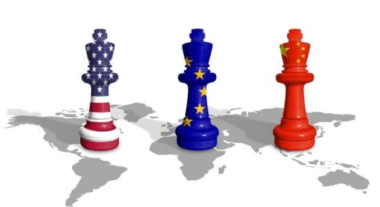 La guerra a sorsi di bollicine tra USA e UE uccide l'economia: i titoli di vini e liquori calano del 4%. Si salvano solo i mercati cinesi