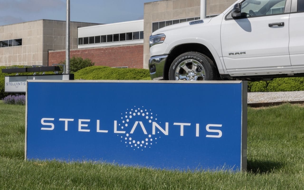 L'UE annuncia il Piano d'Azione Auto e Stellantis guadagna un rialzo del 5,40%: conviene acquistare azioni del settore automotive?