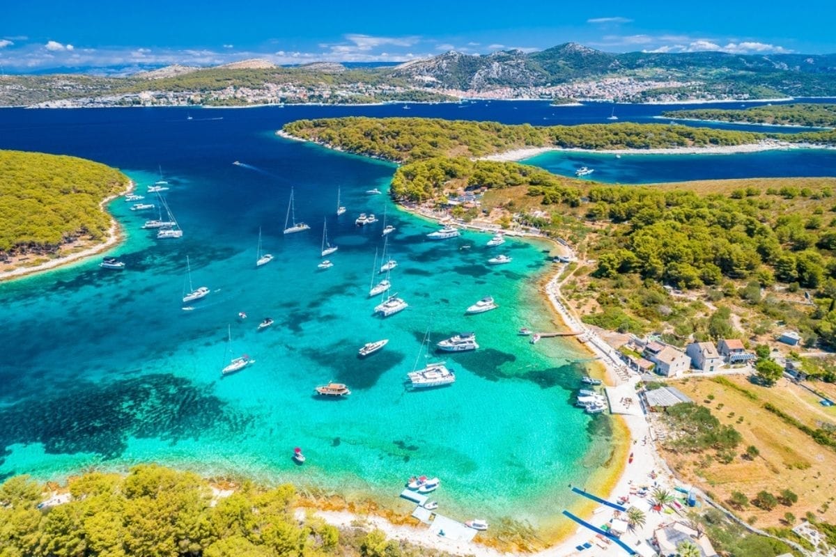Economica anche ad agosto e a un'ora dall'Italia: la bella 'Ibiza dell'Adriatico' è la meta dell'estate per tutte le tasche